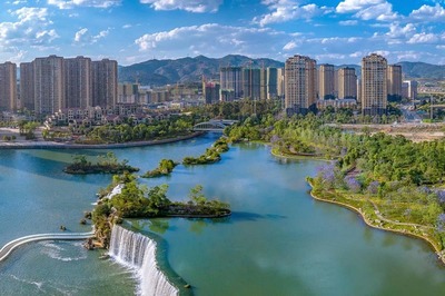 云南城投在昆明開發(fā)的最大項(xiàng)目--昆明湖,目前也已轉(zhuǎn)讓給母公司旗下另一家企業(yè)